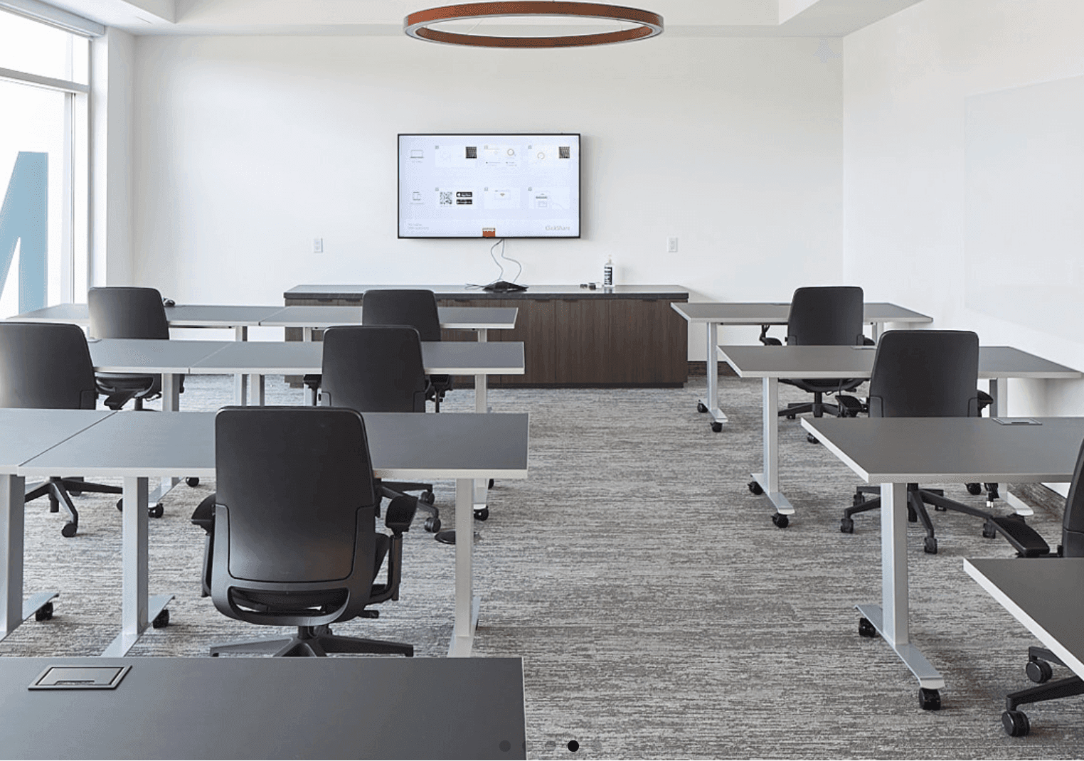 -Me_a42WpezJzhf8IjgQ-meeting-room-02.png
