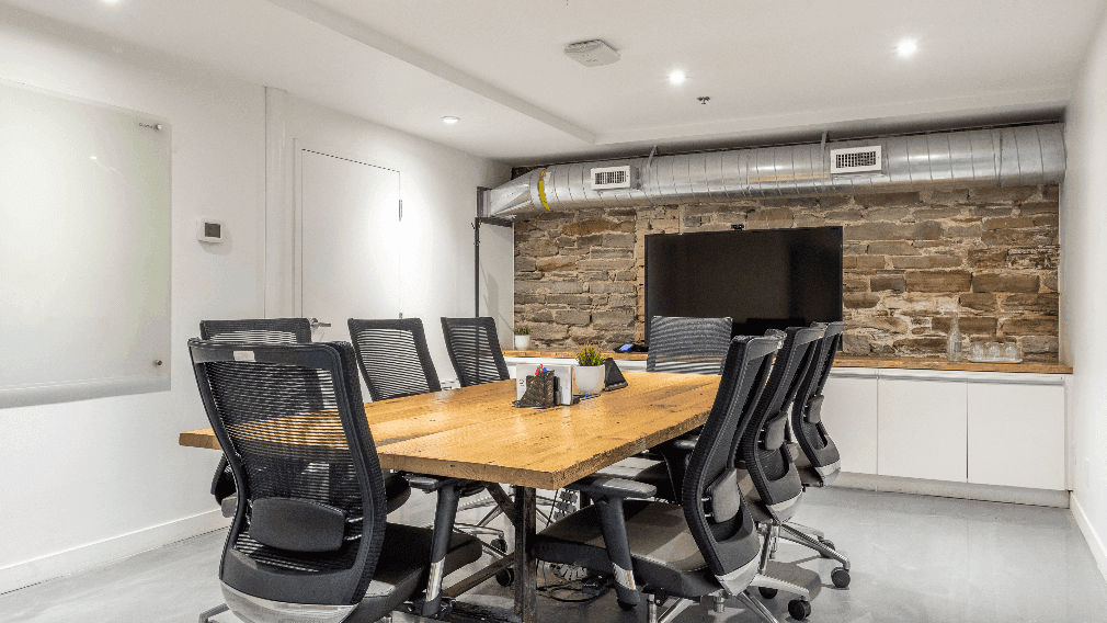 -MKSDOTQSoMzXXLNllD1-meeting-room-01.png